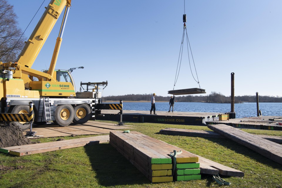 De bouw van het ponton voor de baggerkraan vlakbij het strand van De Zuwe.