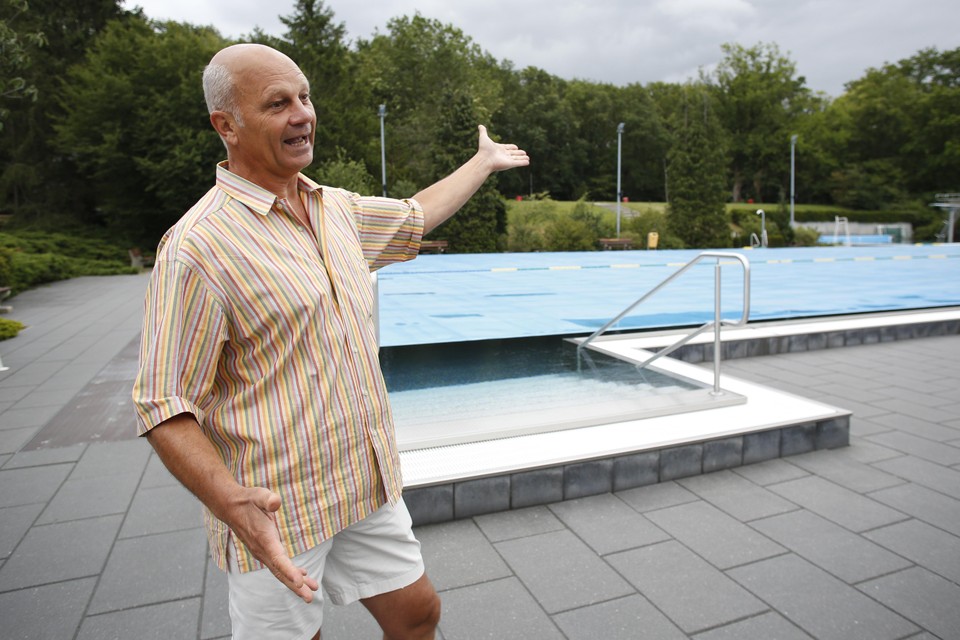 Erik Oldenzeel in de zomer van 2020, aan het werk in zwembad Sijsjesberg in Huizen.
