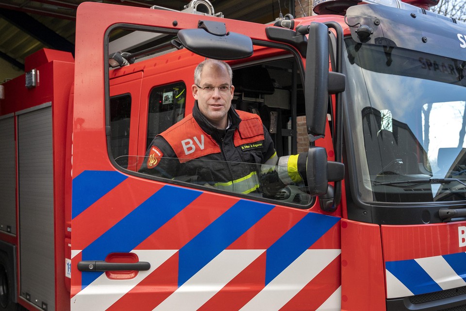 Maarten Derkzen van Angeren, bevelvoerder van Spaarndam, in de blusauto.