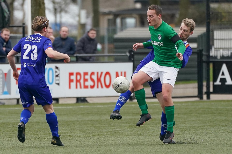 Nigel van Zelst, hier in actie tijdens een thuiswedstrijd van Eemdijk tegen Buitenpost, maakte in Friesland zijn zestiende van het seizoen.