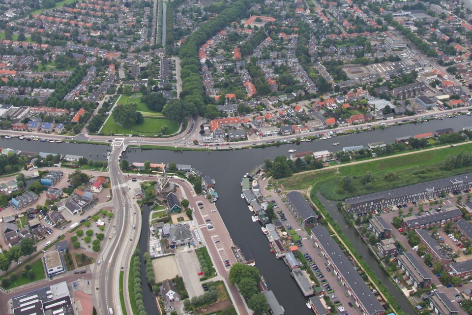De Sloterbrug in het hart van de luchtfoto die Henk Roolvink maakte voor de dorpsraad Badhoevedorp. Op de brug zijn het de fietsers die vaak in de knel komen. Bij de nieuwe brug moet dat verleden tijd zijn.