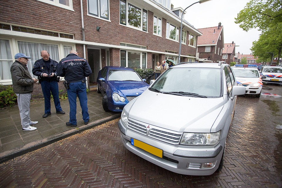 Inparkeren in Van Wickevoort Crommelinstraat Haarlem gaat niet helemaal goed. Foto Michel van Bergen