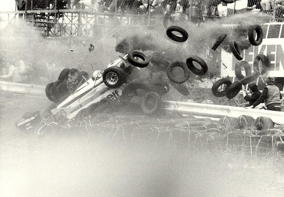 René Arnoux vliegt de banden in tijdens de Grand Prix van Zandvoort 1982. Frank van Rijswijk was een van de marshalls die de Fransman uit de auto haalden.