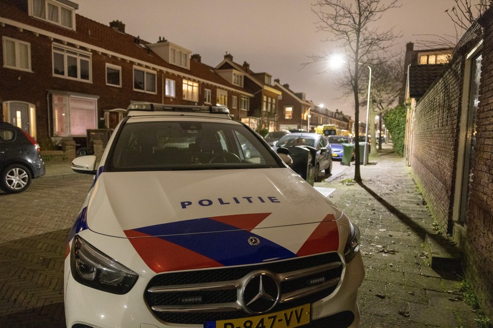 De Haarlemse politie in actie na een woningoverval in Haarlem-Noord.