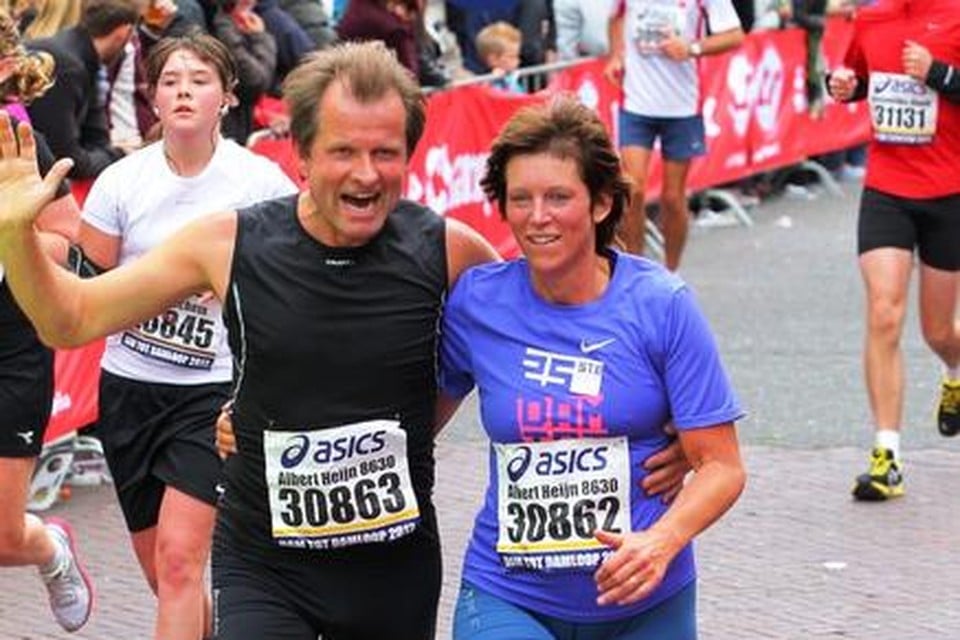 Jan Rudolph de Lorm en zijn vrouw Antoinet bij finish van de Dam tot Damloop in 2012.