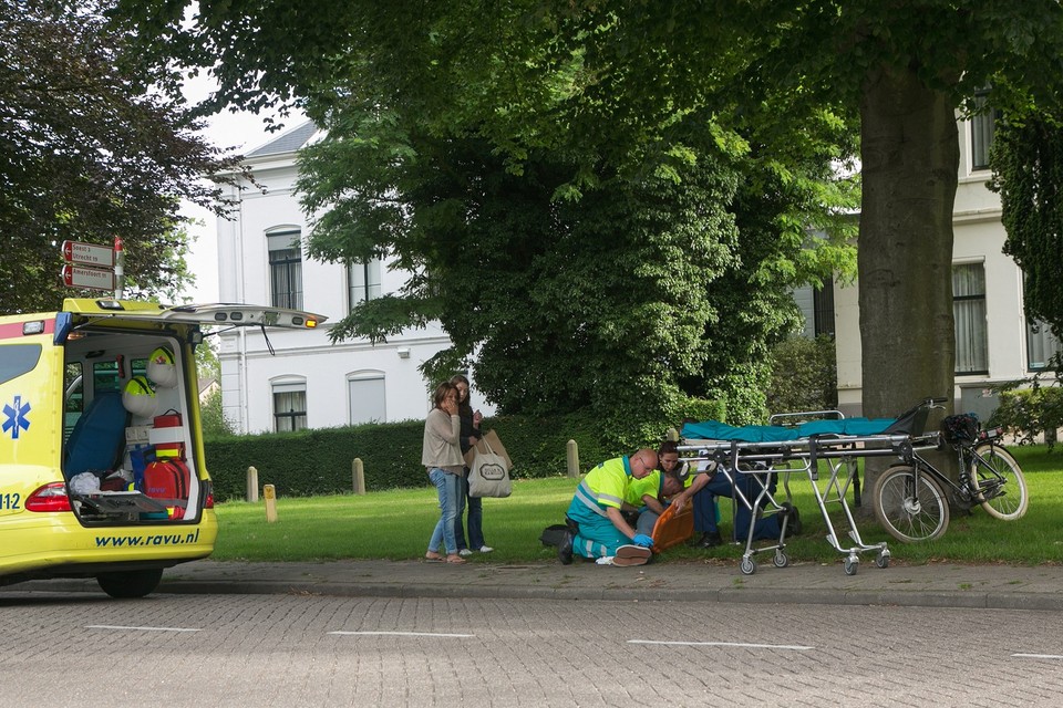 Fietser gewond na tikje van auto in Baarn. Foto Caspar Huurdeman