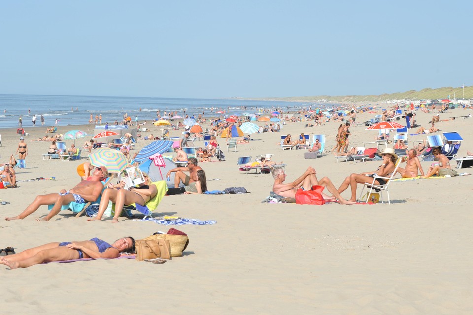 Het is goed toeven op het strand van Wijk aan Zee.