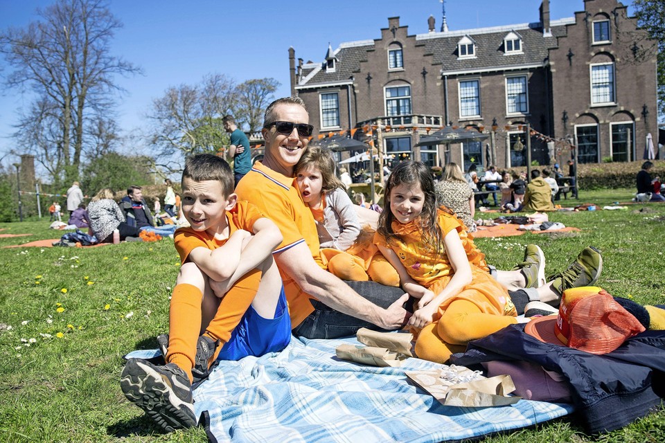 Pascal met zoon Jette (9) en dochters Elisa (’bijna 8’) en de ietwat verlegen Myrthe (3) in park Westerhout.
