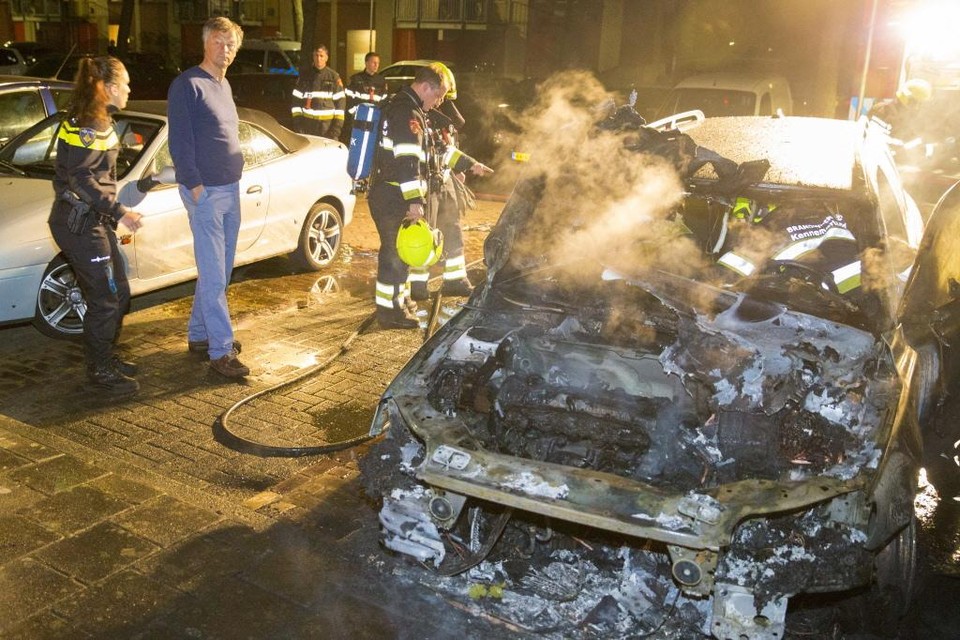 2015: Toenmalig burgemeester Schneiders kijkt naar zijn uitgebrande auto.