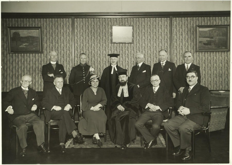 Rabbijn Opperrabbijn Philip Frank (derde van rechts)