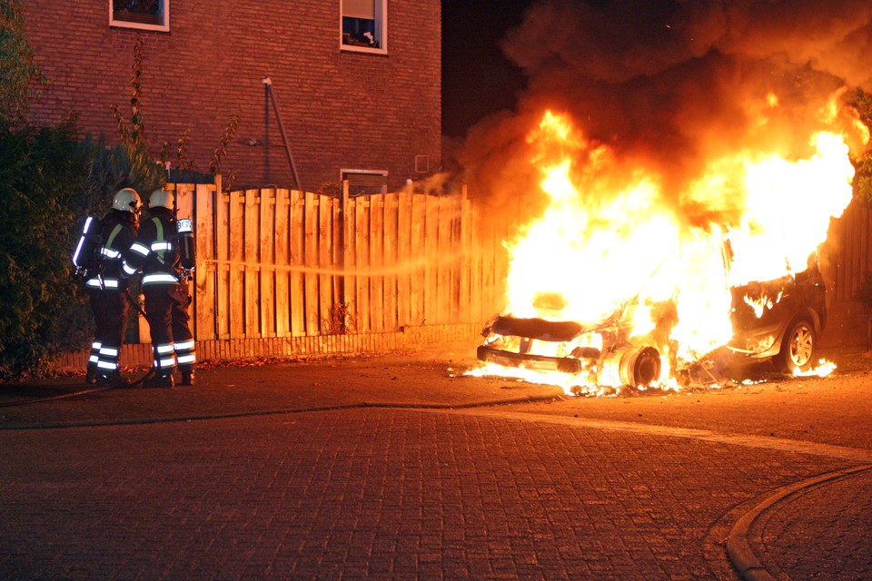 Auto uitgebrand aan Gooilandweg in Huizen. Foto Miché