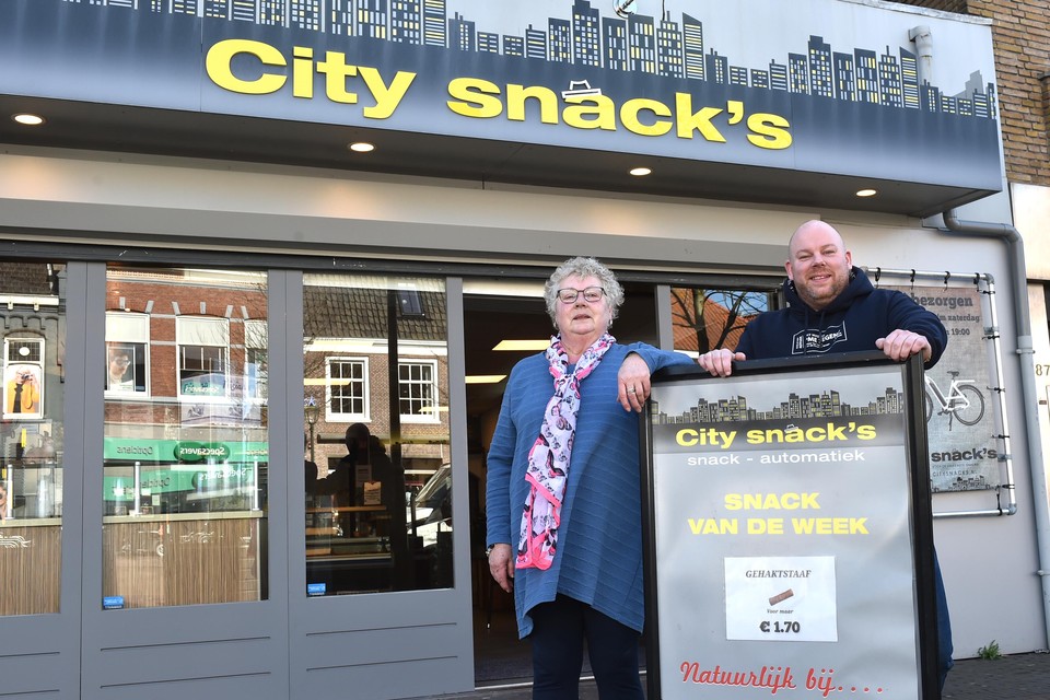 Voor City snack’s staat Jeroen Laan met zijn moeder Hilde Sikkema-Laan.