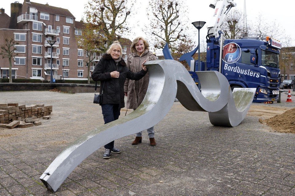 Wethouder Marlous Verbeek en kunstenares Marja de Boer Lichtveld poseren bij het beeld aan de Zomerkade in Huizen.