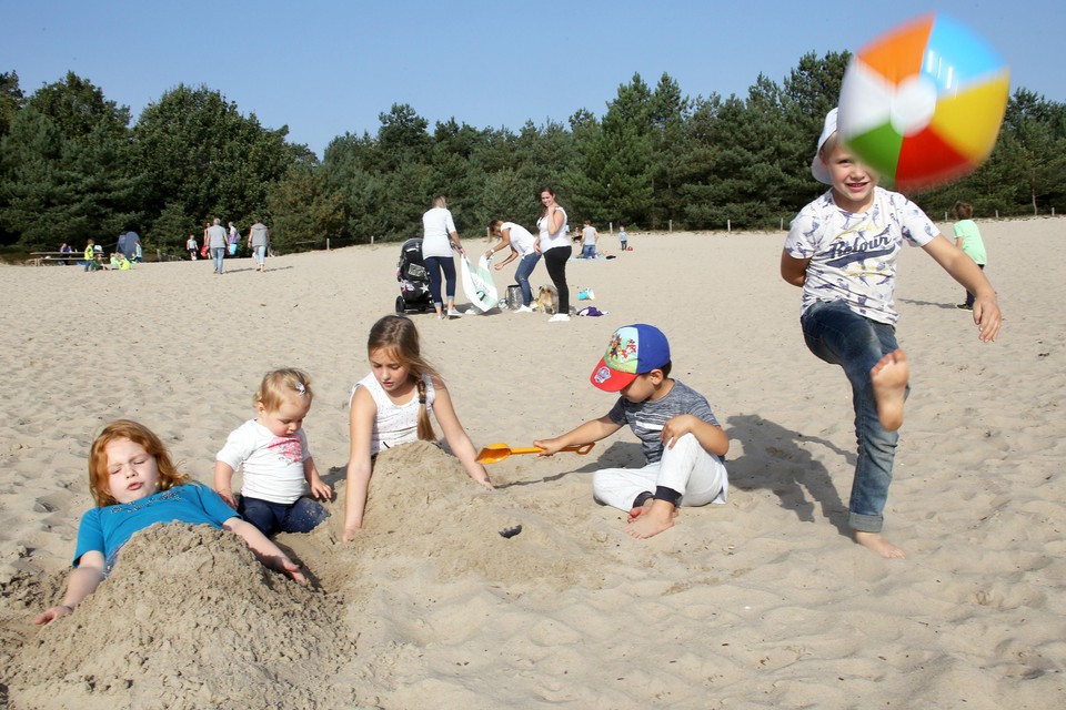 Spelen in het zand in de Soester Duinen.