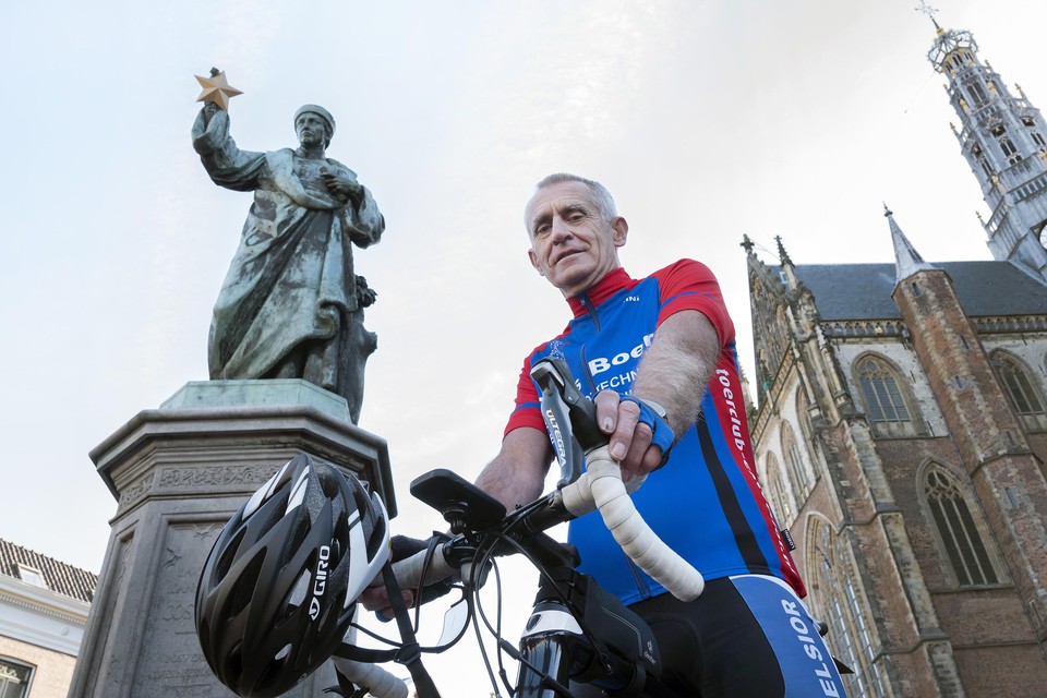 Joop van den Broek is jarenlang organisator geweest van de Halve van Haarlem. Nu rijdt hij op de fiets voor het deelnemersveld uit.