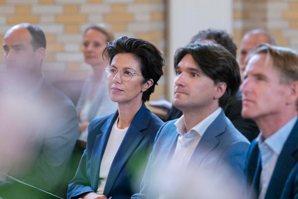 Staatssecretaris Gunay Uslu en Haarlems wethouder Floor Roduner.