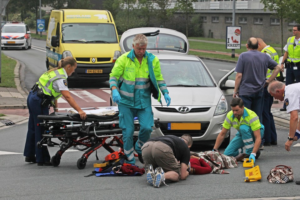 Fietser geschept op rotonde Hilversum. Foto: Miché. Fotomix.nl