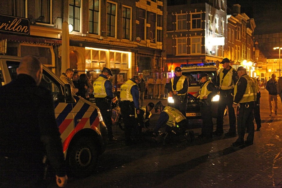 Man biedt veel verzet tijdens arrestatie op de Grote Markt Haarlem / foto Rowin van Diest