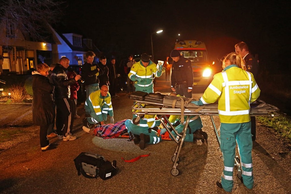 Brommer rijdt tegen auto in Spaarndam, twee gewonden. Foto Rowin van Diest