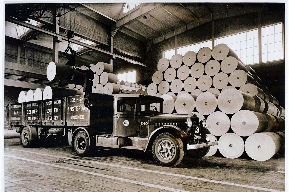 Een vrachtwagen van papierfabriek Van Gelder Zonen in de expeditieruimte van krantenpapiermachine PM18 in 1938.