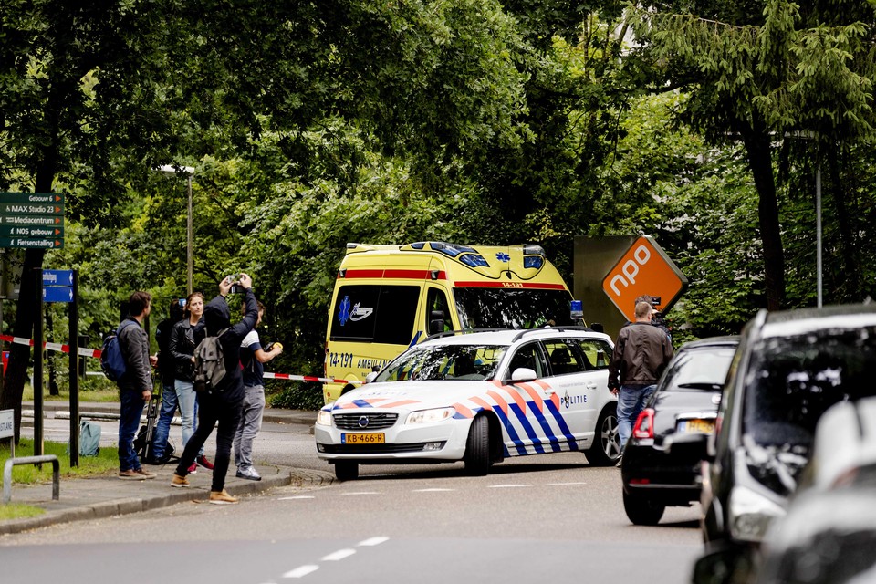 De politie maakte in augustus een einde aan de gijzeling in het NPO-gebouw op het Hilversumse Mediapark. Een arrestatieteam heeft de gijzelnemer gearresteerd.