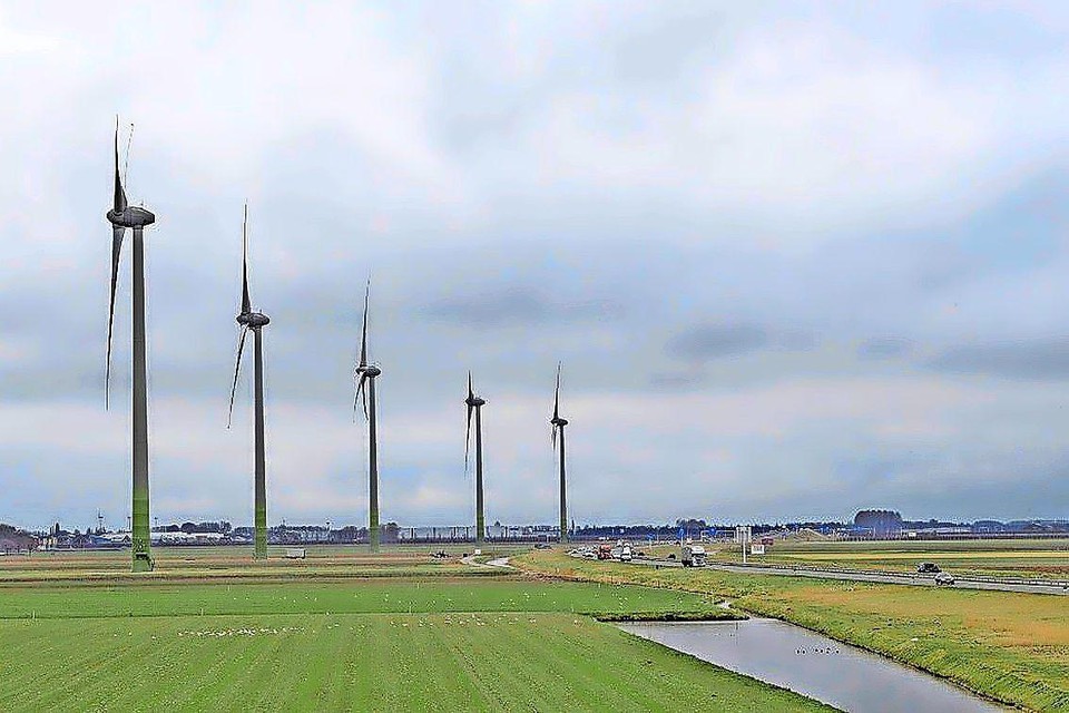 Windmolens als deze om energie op te wekken zijn wat de natuurorgansaties betreft taboe langs het IJsselmeer en het IJmeer.