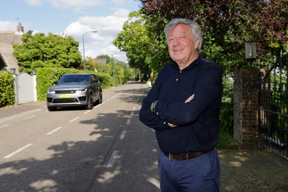 Buurtbewoner en nieuw voorzitter van buurtvereniging Muyeveld Sint Pieter Theo Pothof langs de weg die de helft van het jaar eenrichtingsverkeer dreigt te worden.