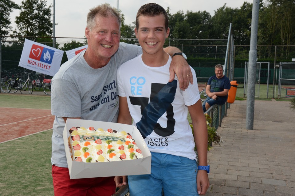 Voorzitter Loek Ruijter overhandigt een taart van bakker Ewijk aan Guido Drost die het winnende logo ontwierp voor het jubileum. Foto peter Weijers.