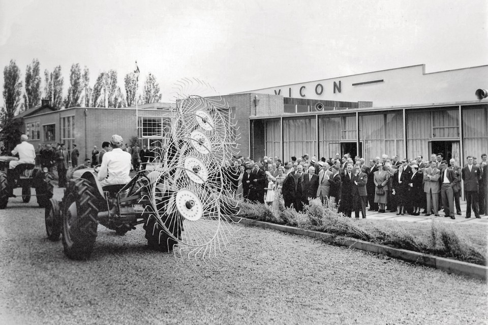 Feestelijke opening van een fabriekscomplex van de Vicon in 1955.