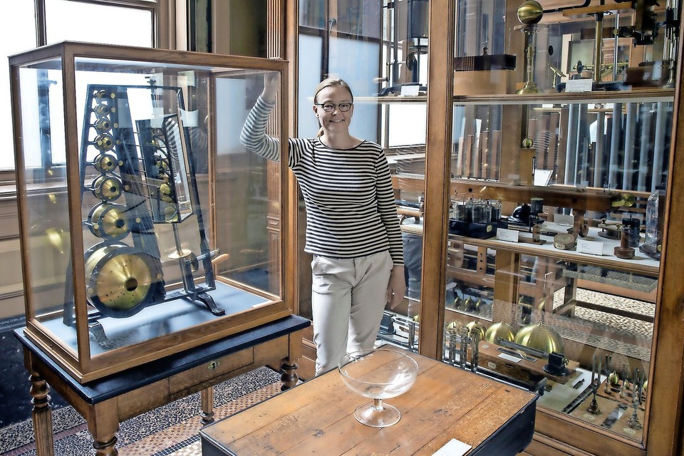 Hoofdconservator Wetenschap Trienke van der Spek van Teylers Mueum laat de klankanalysator van Koenig zien. Beneden in de vitrinekast rechts een zogeheten resonansbank.