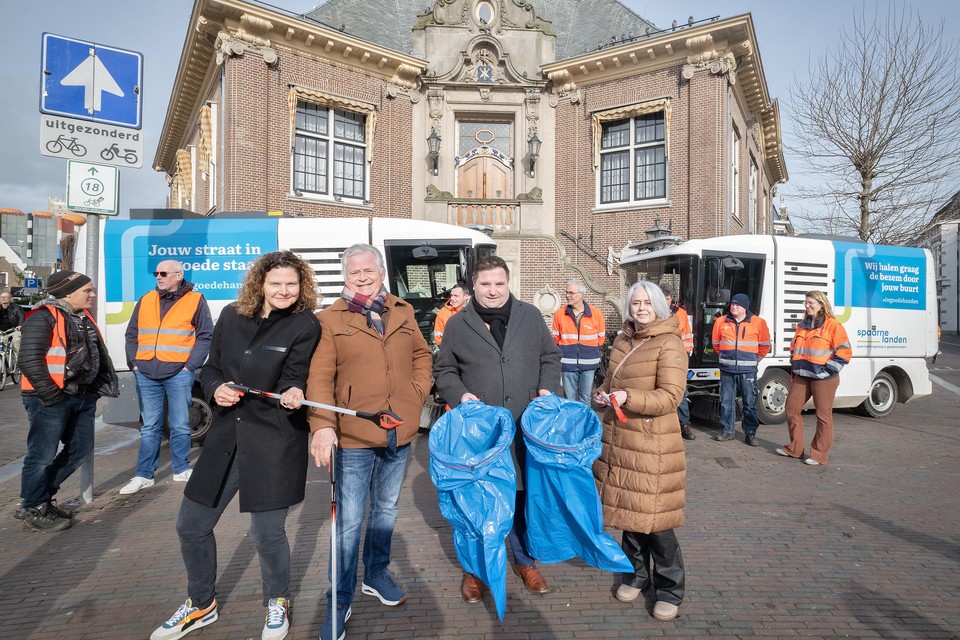 Floor Thomasse, Peter Tromp, wethouder Lars Carree en Monique Biesot houden grote schoonmaak in Zandvoort.