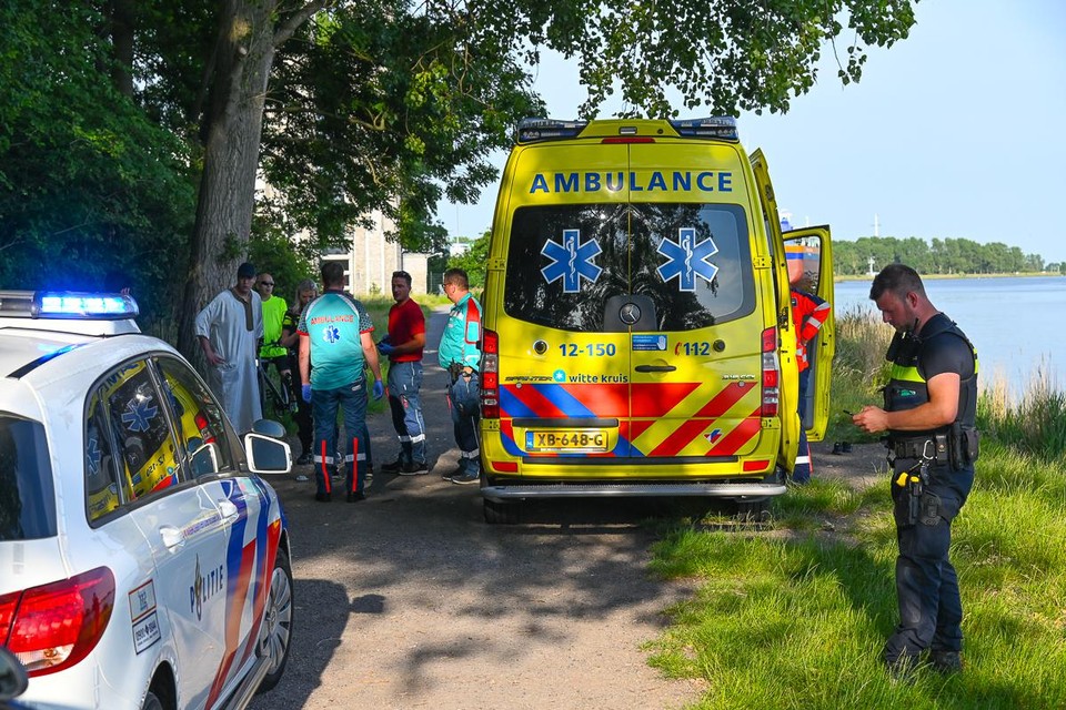 Ambulance en politie bij het Noordzeekanaal.