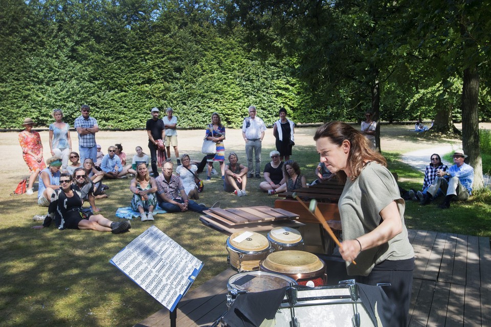 Percussioniste Tatiana Koleva in actie tijdens Klaterklanken op landgoed Elswout