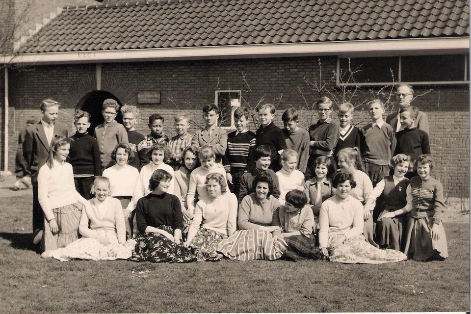 Een oude klassenfoto van de Klaas de Vriesschool.
