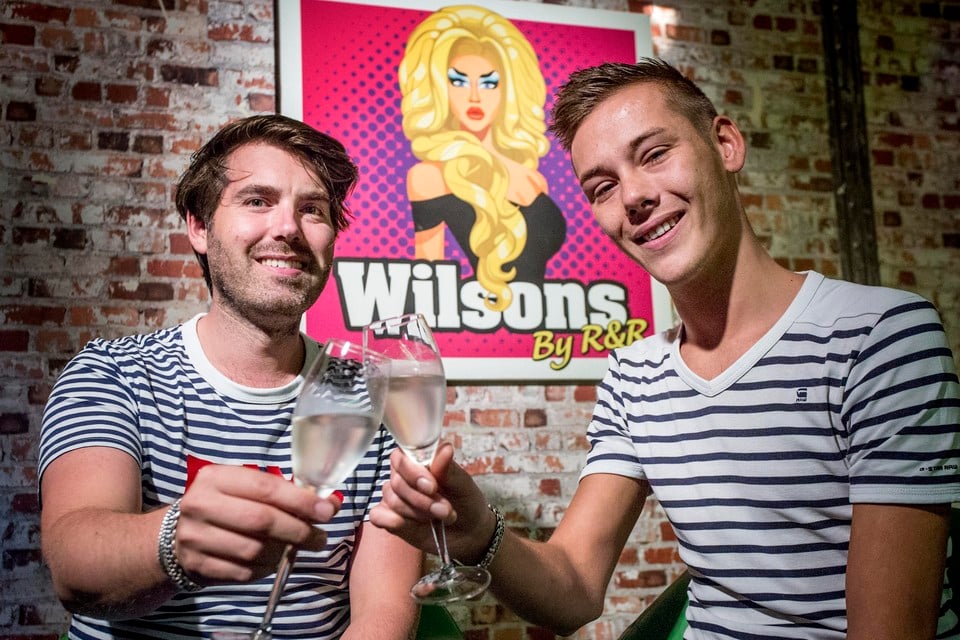 Rik Watses (links) en Rocco van Wort proostten afgelopen herfst nog op het 40-jarig bestaan van ’de Wilsons’.