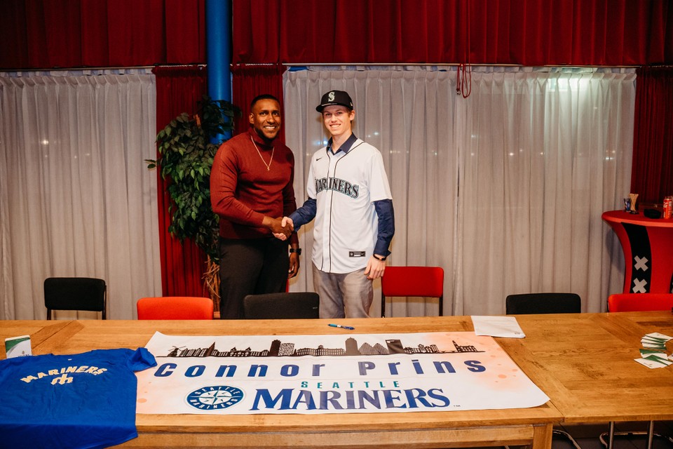 Connor Prins heeft zijn handtekening gezet onder een contract bij de Seattle Mariners.