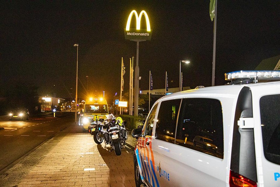 Een van de tieners werd door de hulpdiensten vanaf Parallelweg ter hoogte van de McDonalds meegenomen naar het ziekenhuis.