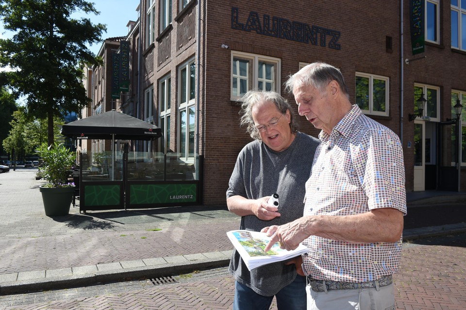 Henk Tijbosch en Bertus Berghuis bekijken hun plannen voor een glazen cultuurpodium.