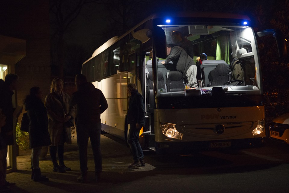De bus met dertig vluchtelingen arriveert vrijdagnacht bij Hotel Lapershoek in Hilversum.