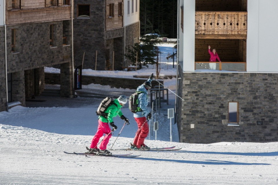 De piste loopt langs de Alpine Lodge, skiën tot aan de huisdeur. (Foto: PR)