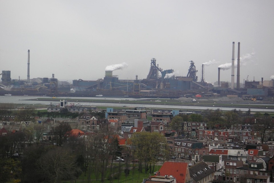 Tata Steel, gezien vanuit IJmuiden. Foto Fokke Zaagsma