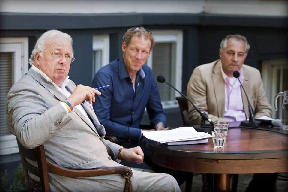 Mart Smeets (L) maandag aan tafel met NOS verslaggevers Maarten DuCrot (M) en Tom van 't Hek (R) tijdens de presentatie van de wielerequip van de NOS.. Foto ANP