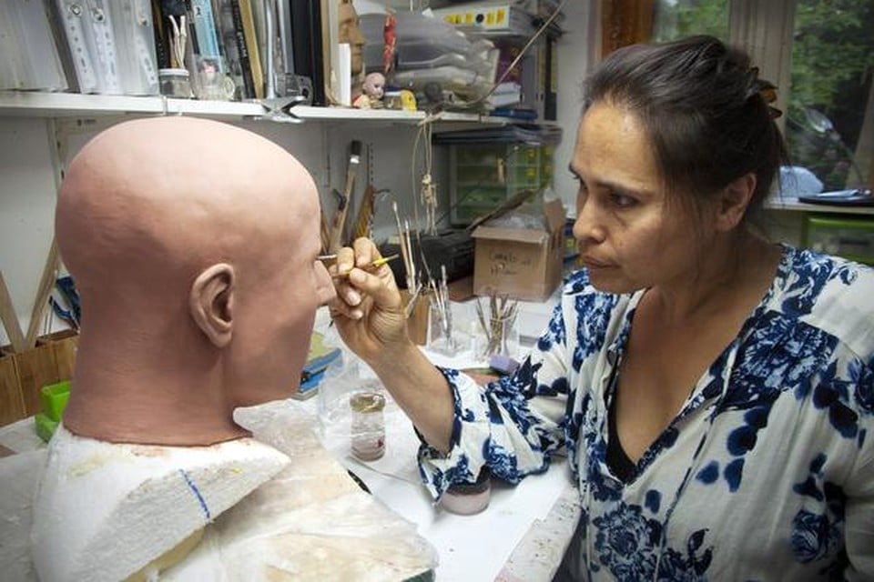 
Archeoloog en fysisch antropoloog Maja d'Hollosy werkt in haar atelier aan het bijna zeshonderd jaar oude gezicht. 
