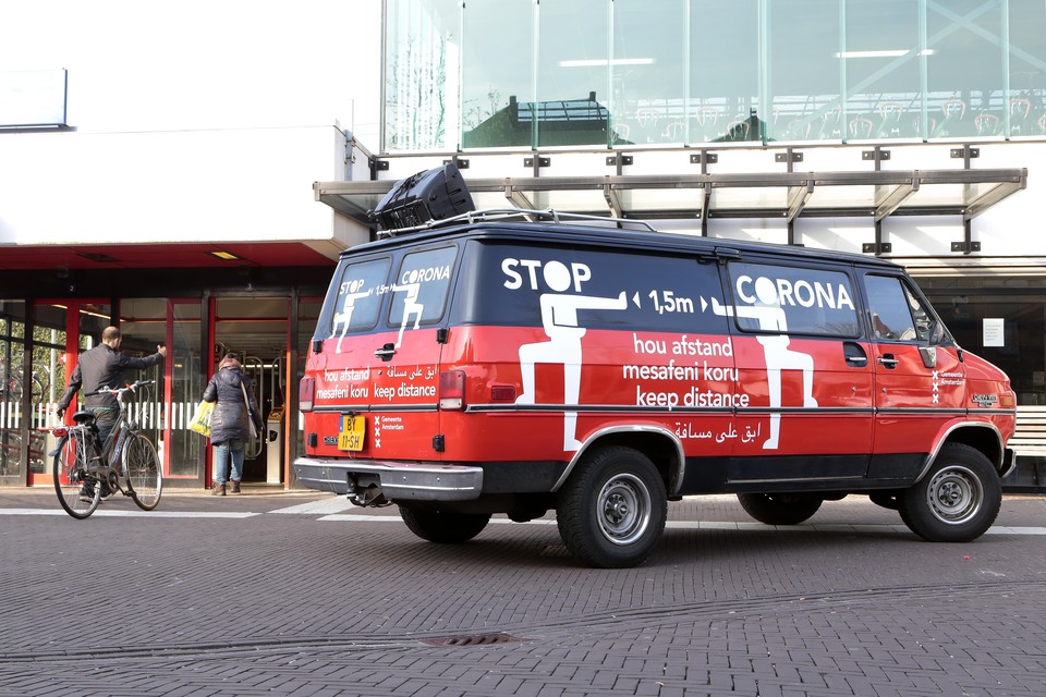 Vanwege de samenvoeging met Amsterdam kan Weesp gebruik maken van een breed scala aan middelen om inwoners te informeren over corona, zoals deze voorlichtingsbus.