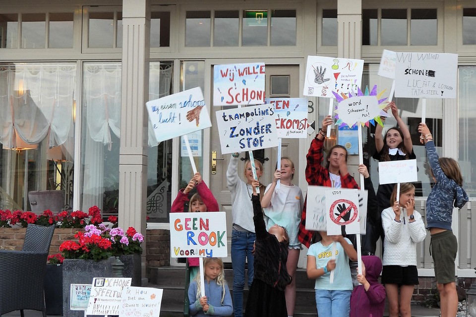 Wijk aan Zeese kinderen protesteren tegen luchtvervuiling van Tata Steel.