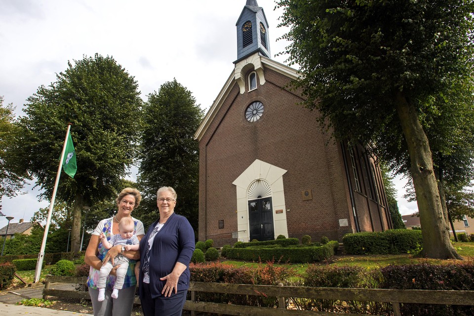 Ria Baars met kleinzoon Mick en Evelien Engel voor de jarige kerk van Abbenes (inzet: interieur).