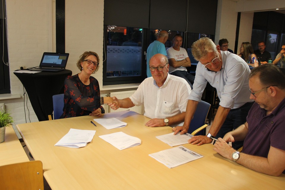 Ondertekening van de samenwerkingsovereenkomst tussen Coöperatie Kennemer Energie en Omnisportvereniging Onze Gezellen.