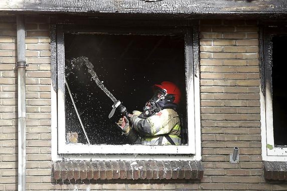 De uitgebrande woning aan de Pieter Poststraat in Hilversum is zeker een half jaar onbewoonbaar.