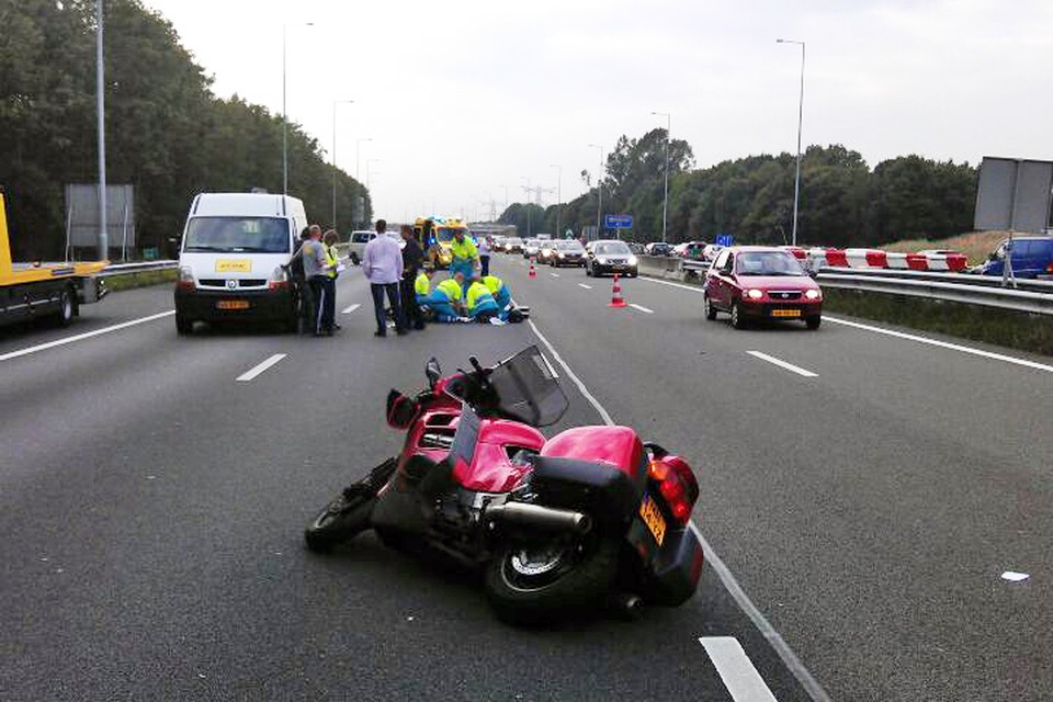 Motorrijder gewond op A1 bij Muiderberg. Foto: Fotomix.nl