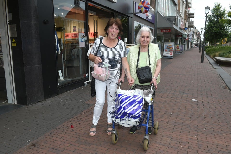 Irene (links) en haar buurvrouw Caroline Roest uit Haarlem balen van het aantal geopende winkels in het centrum.